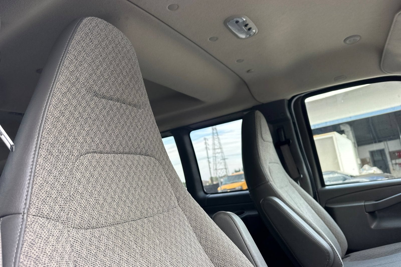 2024 Chevrolet Express Passenger 3500 1LT
