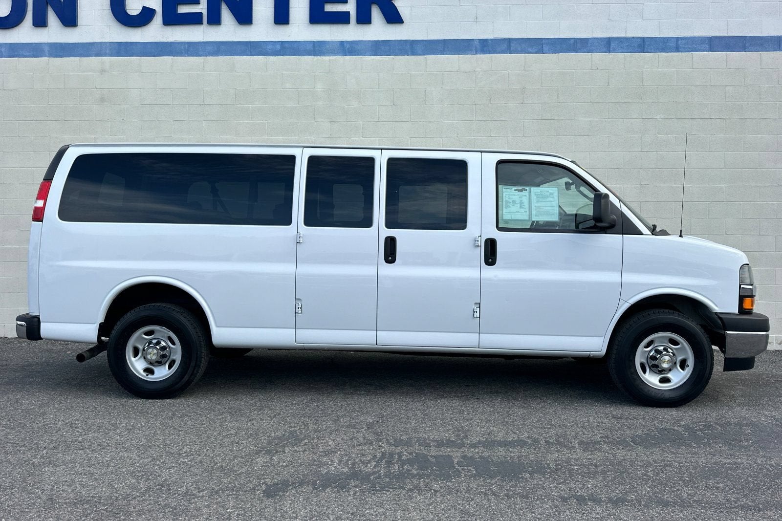 2024 Chevrolet Express Passenger 3500 1LT
