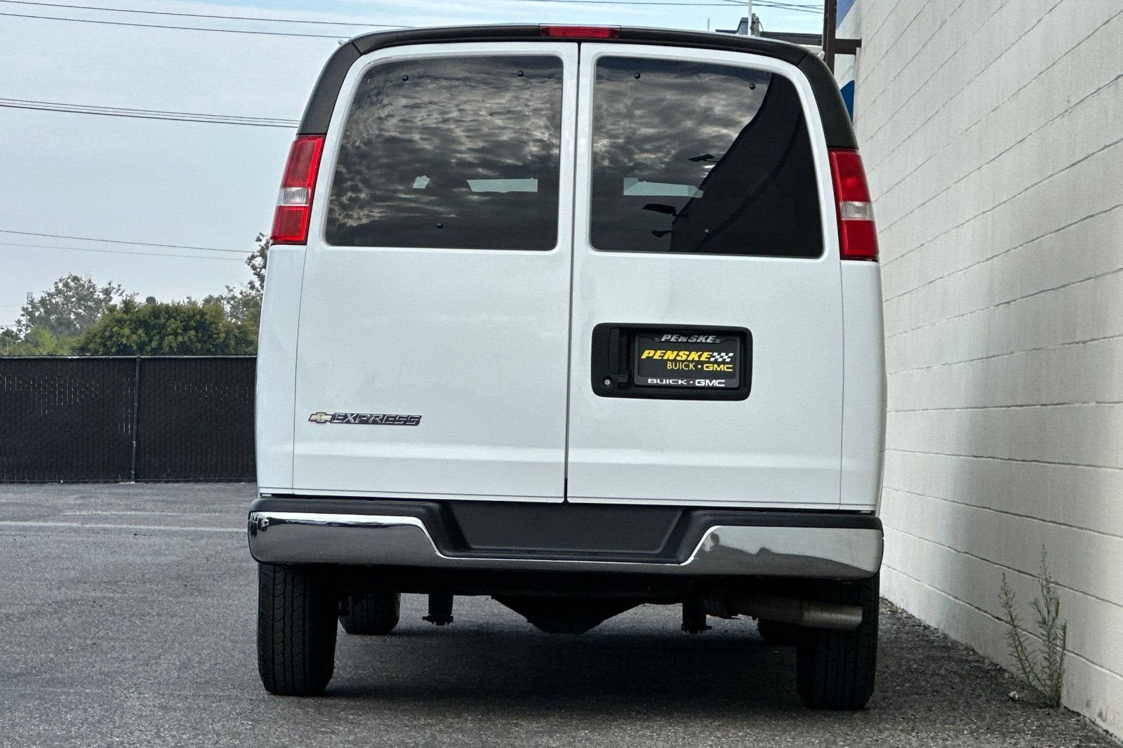 2024 Chevrolet Express Passenger 3500 1LT