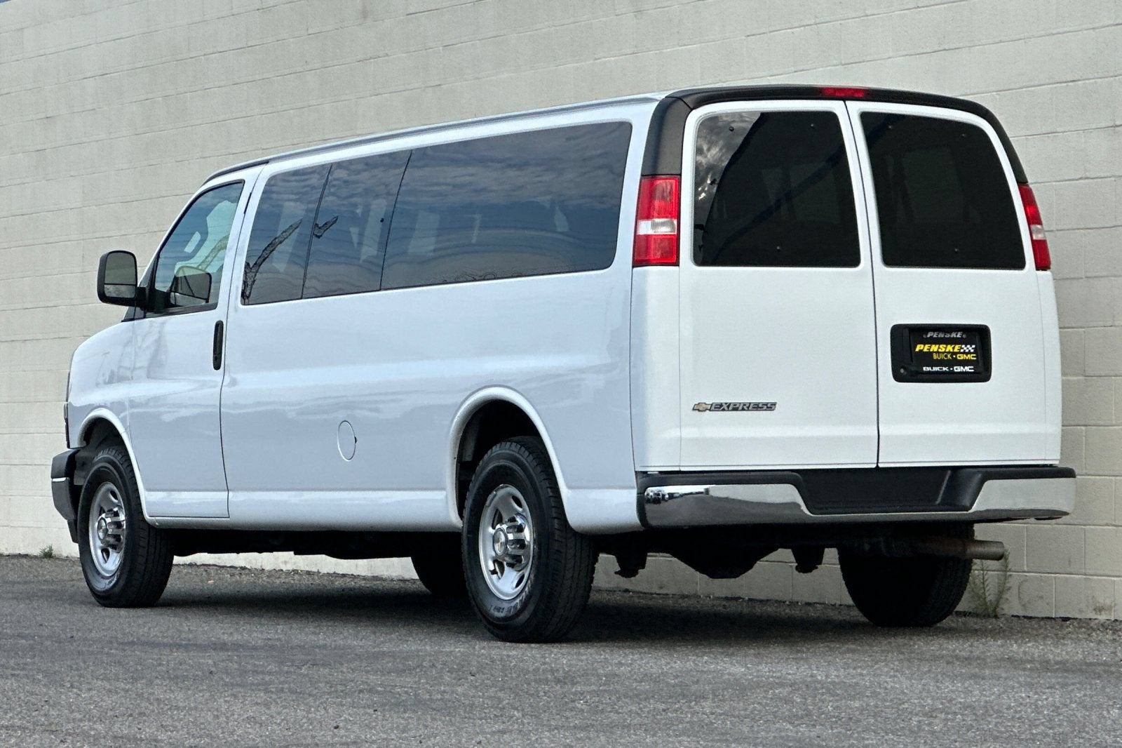 2024 Chevrolet Express Passenger 3500 1LT
