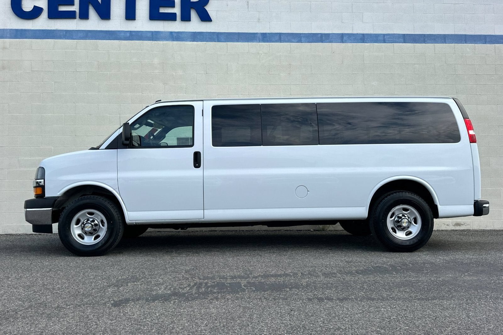 2024 Chevrolet Express Passenger 3500 1LT