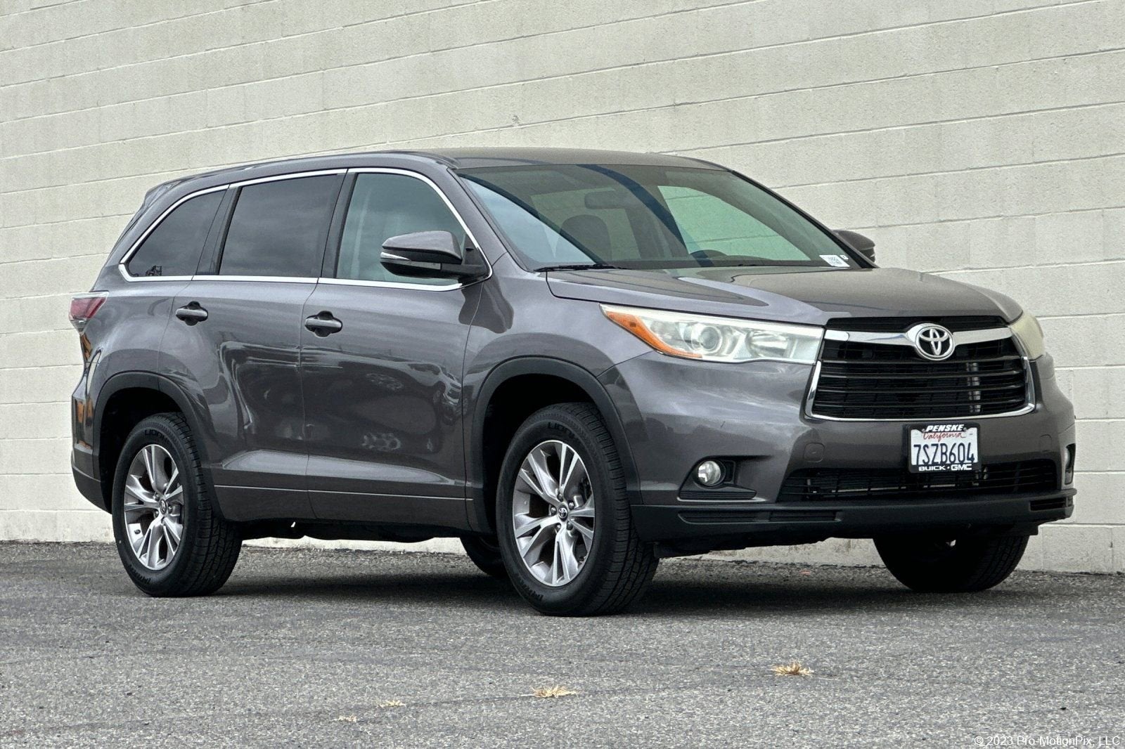 2016 Toyota Highlander LE Plus V6's photo